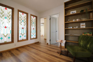 かっこいい工務店　宮城県　トガシホーム　新築　戸建　プロヴァンス　内観　2階　ホール　造作　飾り棚　ステンドグラス