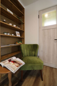 かっこいい工務店　宮城県　トガシホーム　新築　戸建　プロヴァンス　内観　2階ホール造作　本棚