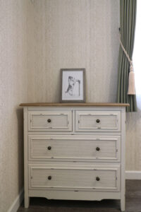 かっこいい工務店　宮城県　トガシホーム　新築　戸建　プロヴァンス　内観　寝室　キャビネット