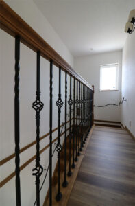 かっこいい工務店　宮城県　トガシホーム　新築　戸建　プロヴァンス　内観　2階　踊り場　アイアン手摺り