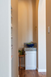 かっこいい工務店　宮城県　トガシホーム　施工例　#7 アメリカン　玄関ホール　手洗い洗面