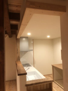 かっこいい工務店　三重県　家作店 辰屋　施工例　#3　新築　戸建　古民家風　アンティーク　内観　オープンキッチン