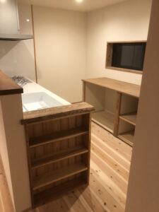 かっこいい工務店　三重県　家作店 辰屋　施工例　#3　新築　戸建　古民家風　アンティーク　内観　オープンキッチン　2