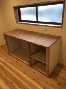 かっこいい工務店　三重県　家作店 辰屋　施工例　#3　新築　戸建　古民家風　アンティーク　内観　キッチン　造作棚