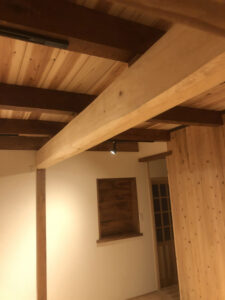 かっこいい工務店　三重県　家作店 辰屋　施工例　#3　新築　戸建　古民家風　アンティーク　内観　LDK 梁