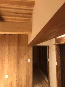 かっこいい工務店　三重県　家作店 辰屋　施工例　#3　新築　戸建　古民家風　アンティーク　内観　LDK　梁　2