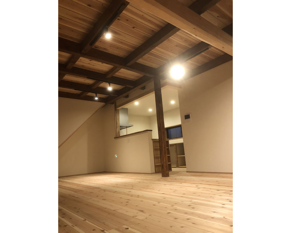 かっこいい工務店　三重県　家作店 辰屋　施工例　#3　新築　戸建　古民家風　アンティーク　内観　LDK