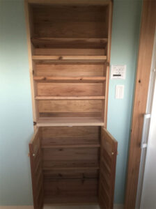 かっこいい工務店　三重県　家作店 辰屋　施工例　#3　新築　戸建　古民家風　アンティーク　内観　LDK　造作　収納　