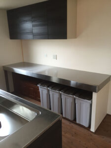 かっこいい工務店　三重県　家作店 辰屋　施工例　#4　新築　戸建　ナチュラルモダン　キッチン　背面　造作台