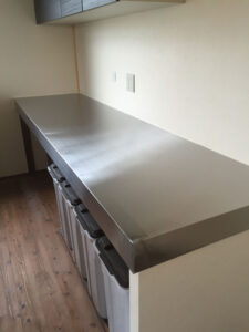 かっこいい工務店　三重県　家作店 辰屋　施工例　#4　新築　戸建　ナチュラルモダン　キッチン　背面　造作台　2