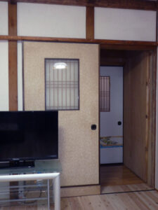 かっこいい工務店　三重県　家作店 辰屋　施工例　#1　リノベーション　戸建　内観　リビング　引き戸