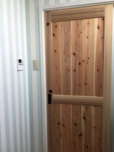 かっこいい工務店　三重県　家作店　辰屋　施工実例　5　新築　戸建　ナチュラル　カリフォルニア　内観　木製扉