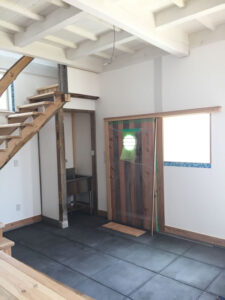 かっこいい工務店　三重県　家作店　辰屋　施工実例　5　新築　戸建　ナチュラル　カリフォルニア　内観　玄関ホール
