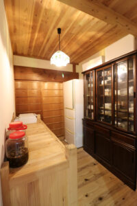 かっこいい工務店　三重県　家作店 辰屋　施工例　#2　リノベーション　戸建　内観　食器棚　造作　棚