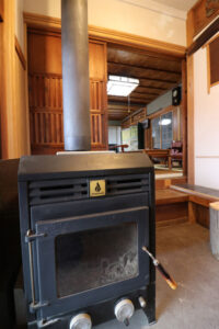 かっこいい工務店　三重県　家作店 辰屋　施工例　#2　リノベーション　戸建　内観　土間　ストーブ