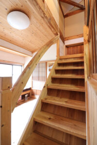 かっこいい工務店　三重県　家作店 辰屋　施工例　#2　リノベーション　戸建　内観　階段