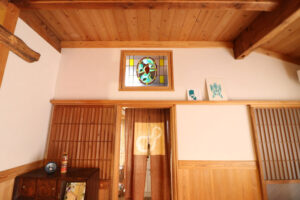 かっこいい工務店　三重県　家作店 辰屋　施工例　#2　リノベーション　戸建　内観　リビング　ステンドグラス