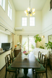 かっこいい工務店　宮城県　トガシホーム　施工例　＃2　プロヴァンス　吹き抜け　LDK