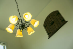 かっこいい工務店　宮城県　トガシホーム　施工例　＃2　プロヴァンス　吹き抜け　リビング　ライティング