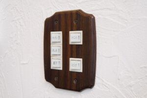 かっこいい工務店　宮城県　トガシホーム　施工例　#1　プロヴァンス　壁面　スイッチ