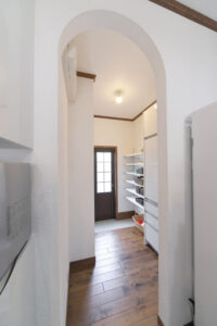 かっこいい工務店　宮城県　トガシホーム　施工例　#1　プロヴァンス　玄関ホール　アール壁