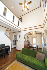 かっこいい工務店　宮城県　トガシホーム　施工例　#1　プロヴァンス　吹き抜け　リビング