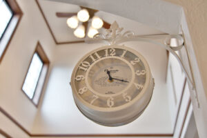 かっこいい工務店　宮城県　トガシホーム　施工例　#1　プロヴァンス　リビング　吹き抜け