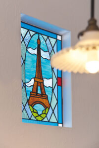 かっこいい工務店　宮城県　トガシホーム　施工例　#1　プロヴァンス　リビング　ステンドグラス