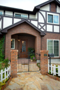 かっこいい工務店　宮城県　トガシホーム　施工例　＃5　チューダー　エントランス　外構