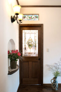 かっこいい工務店　宮城県　トガシホーム　施工例　＃5　チューダー　玄関ホール　ニッチ　飾り棚