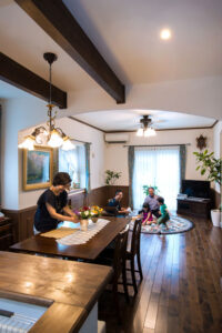 かっこいい工務店　宮城県　トガシホーム　施工例　＃5　チューダー　ダイニング＆リビング