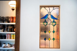 かっこいい工務店　宮城県　トガシホーム　施工例　＃5　チューダー　リビング　ステンドグラス