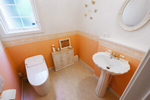 かっこいい工務店　宮城県　トガシホーム　施工例　#8　プロヴァンス　内観　トイレ　洗面化粧台