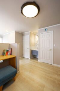 かっこいい工務店　宮城県　トガシホーム　施工例　#8　プロヴァンス　内観　2階　ホール　ワークスペース　洗面化粧台