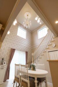 かっこいい工務店　宮城県　トガシホーム　施工例　#8　プロヴァンス　内観　吹き抜け　ダイニング