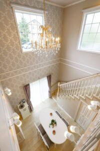 かっこいい工務店　宮城県　トガシホーム　施工例　#8　プロヴァンス　内観　吹き抜け　玄関ホール