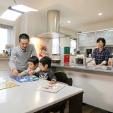 注文住宅 かっこいい工務店 岡山 アイム・コラボレーション アイムの家 施工例1 太陽光発電「全量買取制度」利用で負担を抑えながら二世帯住宅建替え オープンキッチン