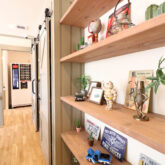 かっこいい工務店　埼玉　古川工務店　デザインハウス・エフ　アメリカンＧ＆Ｆ熊谷展示場　ガレージハウス　ガレージ　廊下　造作棚